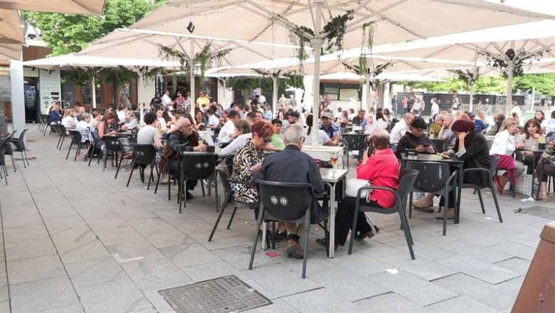 ep archivo   terraza aborratada de gente en plaza de espana de zaragoza