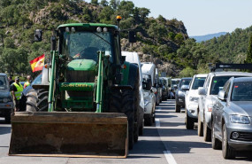 ep archivo tractores circulan durante una protesta de agricultores en la autopista ap7 a la altura ep archivo tractores circulan durante una protesta de agricultores en la autopista ap7 a la altura