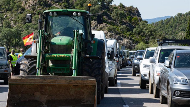 ep archivo tractores circulan durante una protesta de agricultores en la autopista ap7 a la altura ep archivo tractores circulan durante una protesta de agricultores en la autopista ap7 a la altura