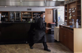 ep archivo - un camarero con mascarilla ep archivo - un camarero con mascarilla