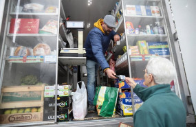ep archivo   un hombre comprando productos en un comercio ambulante