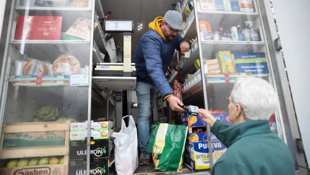 ep archivo   un hombre comprando productos en un comercio ambulante