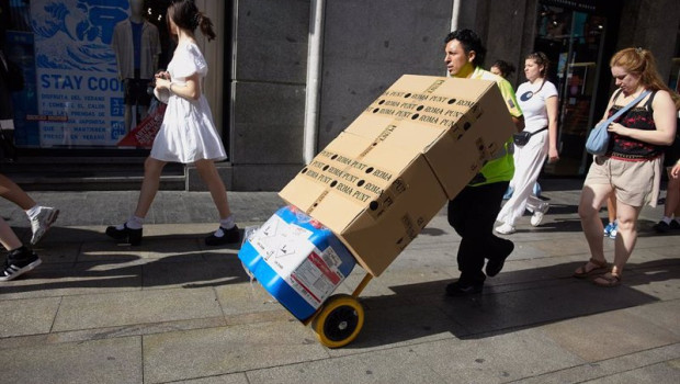 ep archivo un repartidor trabajando al sol ep archivo un repartidor trabajando al sol