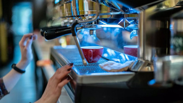 ep archivo   un trabajador prepara un cafe durante una jornada marcada por la reapertura de los