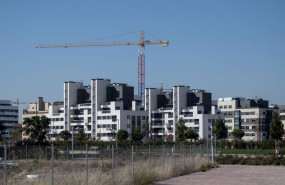 ep archivo   una grua en una zona de construccion de edificios en madrid en una imagen de archivo