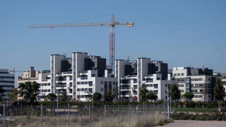 Archivo - Una grúa en una zona de construcción de edificios, en Madrid, en una imagen de archivo. | Alberto Ortega - Europa Press - Archivo ep archivo una grua en una zona de construccion de edificios en madrid en una imagen de archivo