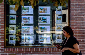 ep archivo   una mujer camina frente a un escaparate de anuncios de viviendas a 4 de agosto de 2023