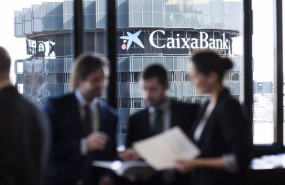 ep archivo   varios empleados de caixabank