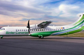 ep avion de binter canarias en la pista de un aeropuerto