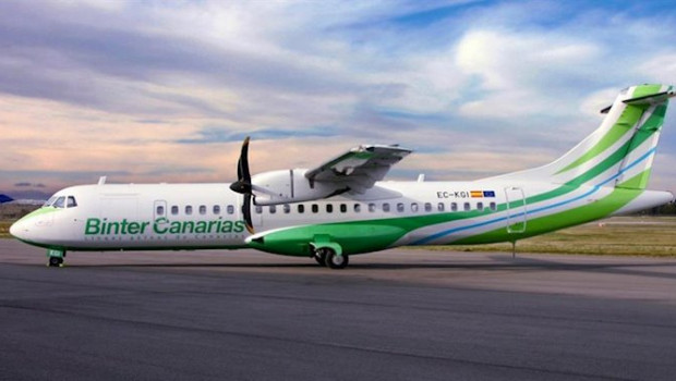 ep avion de binter canarias en la pista de un aeropuerto