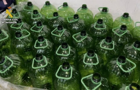 ep bidones de aceite incautado a una banda criminal desmantelada en bizkaia por la guardia civil