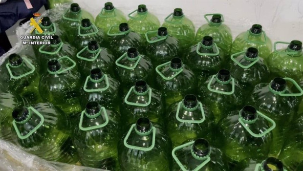 ep bidones de aceite incautado a una banda criminal desmantelada en bizkaia por la guardia civil