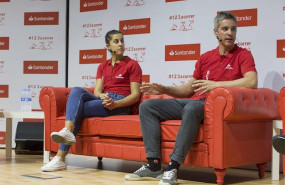 ep carolina marin y su entrenador fernando rivas en un santander talks en la sede del banco en