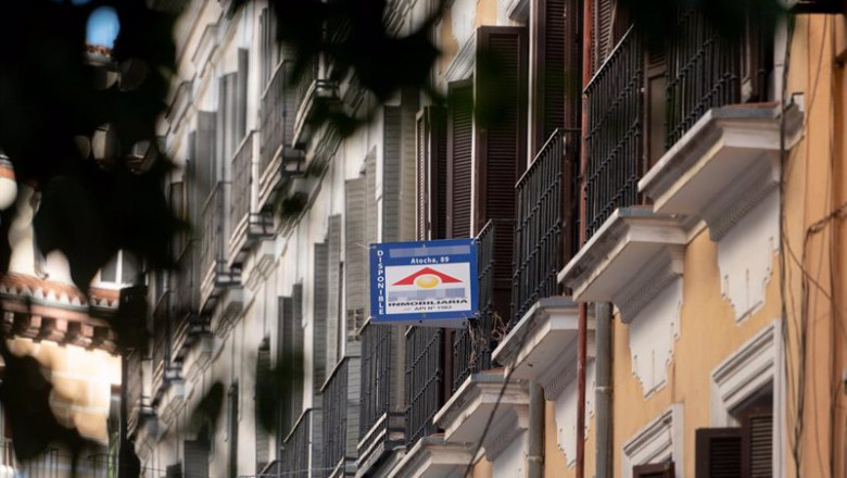 Cartel de venta en un edificio de Madrid, en una imagen de archivo. | Alberto Ortega - Europa Press ep cartel de venta en un edificio de madrid en una imagen de archivo