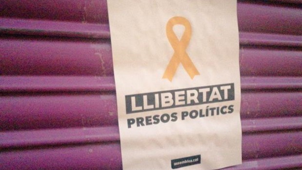 ep comerciola madrealbert riveracartelapoyo a presos politicos