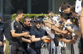 ep cristiano ronaldo firma autografosla salidaun entrenamientola juventus