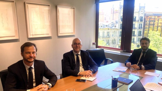 ep el ceo y presidente de almirall carlos gallardo el director financiero mike mcclellan y el ep el ceo y presidente de almirall carlos gallardo el director financiero mike mcclellan y el