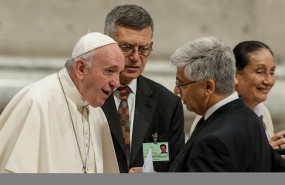 ep el director editorial del vaticano andrea tornielli conversando con el pontifice