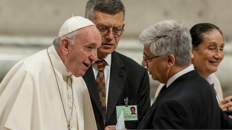 ep el director editorial del vaticano andrea tornielli conversando con el pontifice