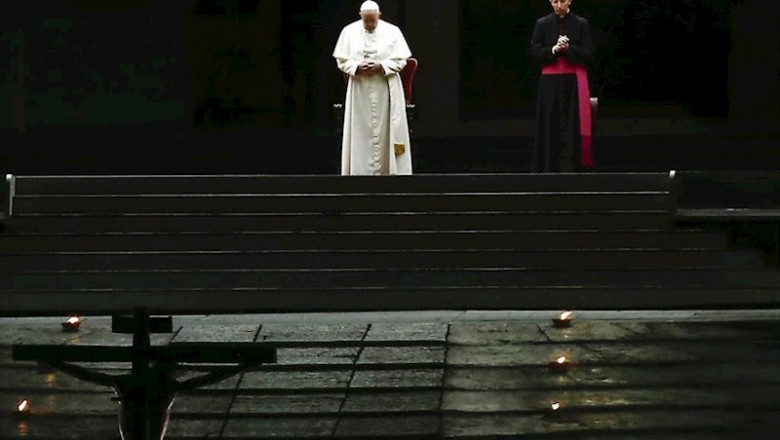 ep el papa durante el via crucis de este sabado ep el papa durante el via crucis de este sabado