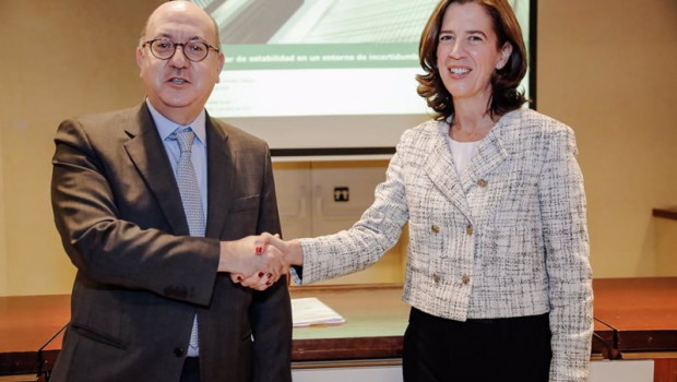 ep el presidente de la asociacion espanola de banca aeb jose maria roldan y alejandra kindelan en el