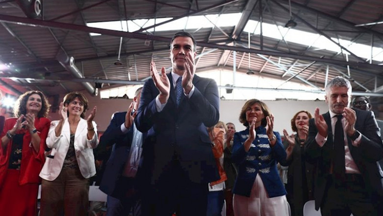 ep el secretario general del psoe y presidente del gobierno en funciones pedro sanchez centro junto