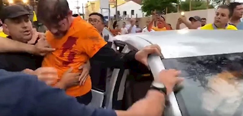 El senador Cid Gomes es alcanzado por dos disparos cuando intentaba romper el bloqueo que la Policía Militar había organizado en el municipio de Sobral, en el norte de Brasil, con motivo de sus reivindicaciones por mejoras salariales. | YOUTUBE ep el senador cid gomes es alcanzado por dos disparos cuando intentaba romper el bloqueo que la