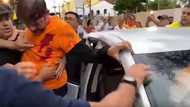 ep el senador cid gomes es alcanzado por dos disparos cuando intentaba romper el bloqueo que la