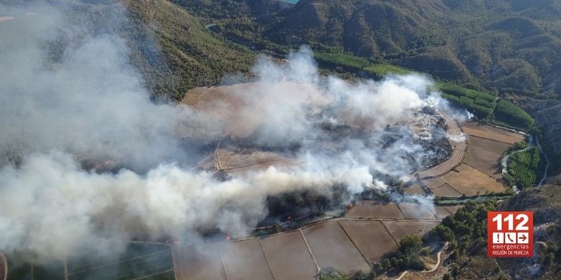 Incendio forestal en las inmediaciones del Embalse del Cenajo, en Moratalla (Murcia) | 112 REGIÓN DE MURCIA ep incendio forestallas inmediacionesembalsecenajo en moratalla murcia