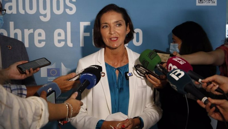 La ministra de Industria, Comercio y Turismo, Reyes Maroto, en rueda de prensa en el Palacio de Congresos. | ISAAC BUJ/EUROPA PRESS ep la ministra de industria comercio y turismo reyes maroto en rueda de prensa en el palacio de
