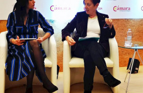 ep la rectora de la uab margarita arboix a la derecha en un acto de en la camara de comercio de