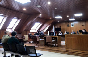 ep los dos acusados de agredir sexualmente a una chica durante el juicio en la audiencia de