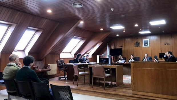 ep los dos acusados de agredir sexualmente a una chica durante el juicio en la audiencia de