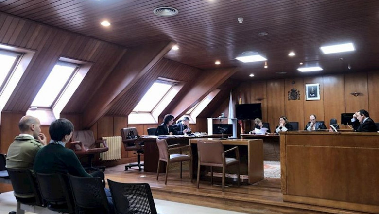 ep los dos acusados de agredir sexualmente a una chica durante el juicio en la audiencia de