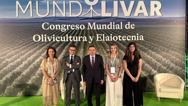 ep luis planas en el centro en la clausura del i congreso mundial de olivicultura y elaiotecnia