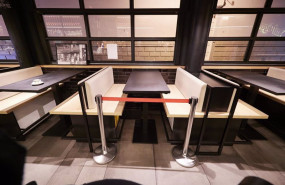 ep mesas con medidas de seguridad en un restaurante de pamplona navarra espana a 17 de diciembre de