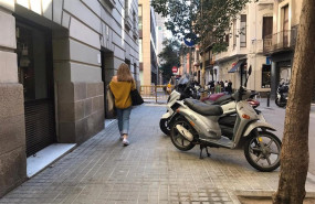 ep motos aparcadas en la acera en una calle de barcelona