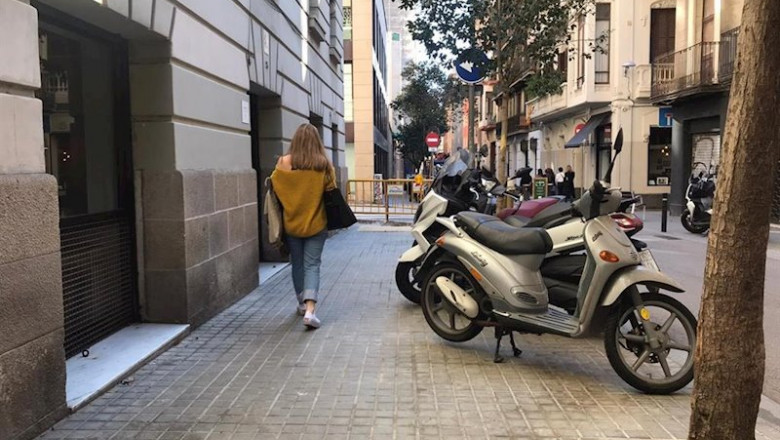 ep motos aparcadas en la acera en una calle de barcelona