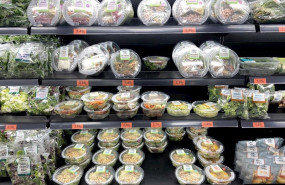 ep neveras con packs de ensaladas en la seccion de frutas y verduras de un supermercado de madrid