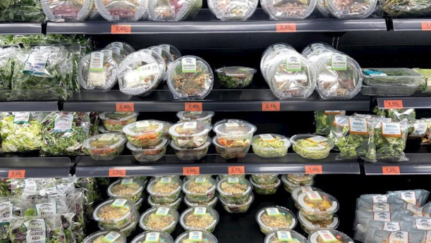 ep neveras con packs de ensaladas en la seccion de frutas y verduras de un supermercado de madrid