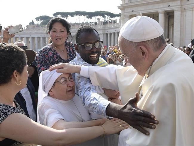 El Papa Francisco saluda a una religiosa en la Plaza de San Pedro | INSTAGRAM ep papa francisco saludauna religiosala plazasan pedro