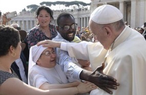 ep papa francisco saludauna religiosala plazasan pedro