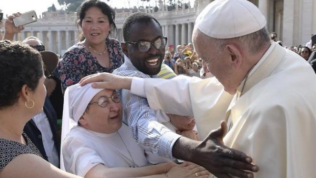 ep papa francisco saludauna religiosala plazasan pedro
