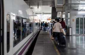 ep pasajeros se suben a un tren ave destino malaga que sale de la estacion de atocha a 30 de abril