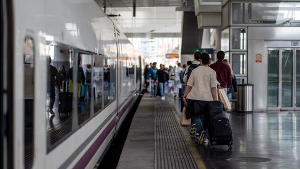 ep pasajeros se suben a un tren ave destino malaga que sale de la estacion de atocha a 30 de abril