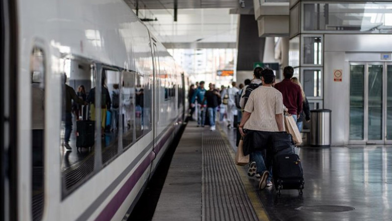 ep pasajeros se suben a un tren ave destino malaga que sale de la estacion de atocha a 30 de abril
