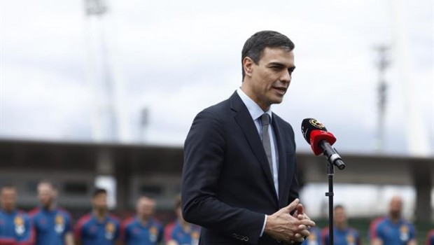 ep pedro sanchez visitalos jugadoresla seleccionfutbol