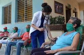 ep personal sanitario atendiendo a una persona con mascarilla en cuba