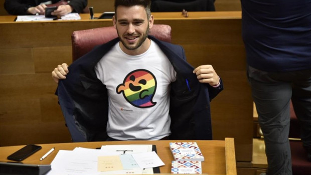 ep portavozcompromislas cortes fran ferri ensenacamisetalaesta impresa gaysper fantasma utilizadovoxseconvertidoicono lgtbi mimso diatomanescanolos diputadosla formacionultraderech
