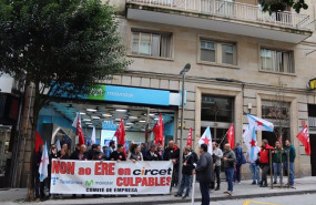 ep protesta de personal de circet ante tienda de movistar